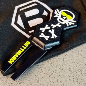 Bettinardi Skull & Crossbones Divot Tool – Black / Neon Limited