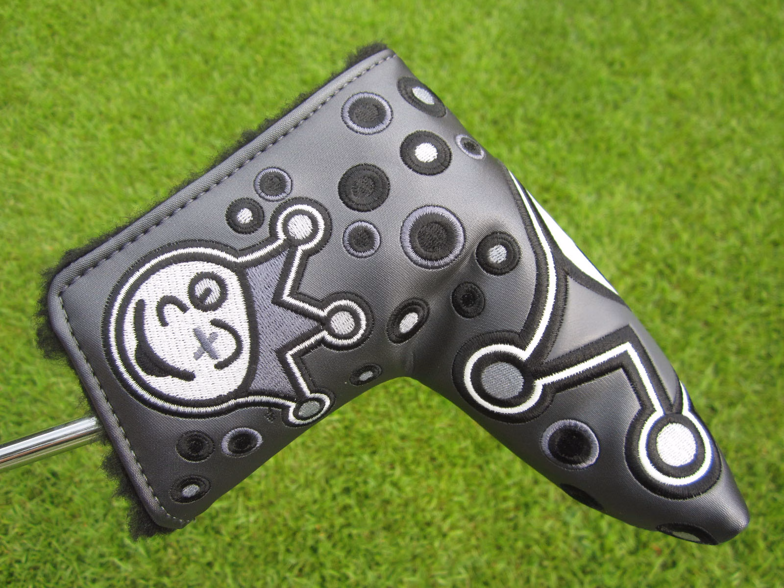 Scotty Cameron Custom Oreo / Dot Bomb Headcover (Black & White Edition) Scotty Cameron Custom Oreo / Dot Bomb Headcover (Black & White Edition)