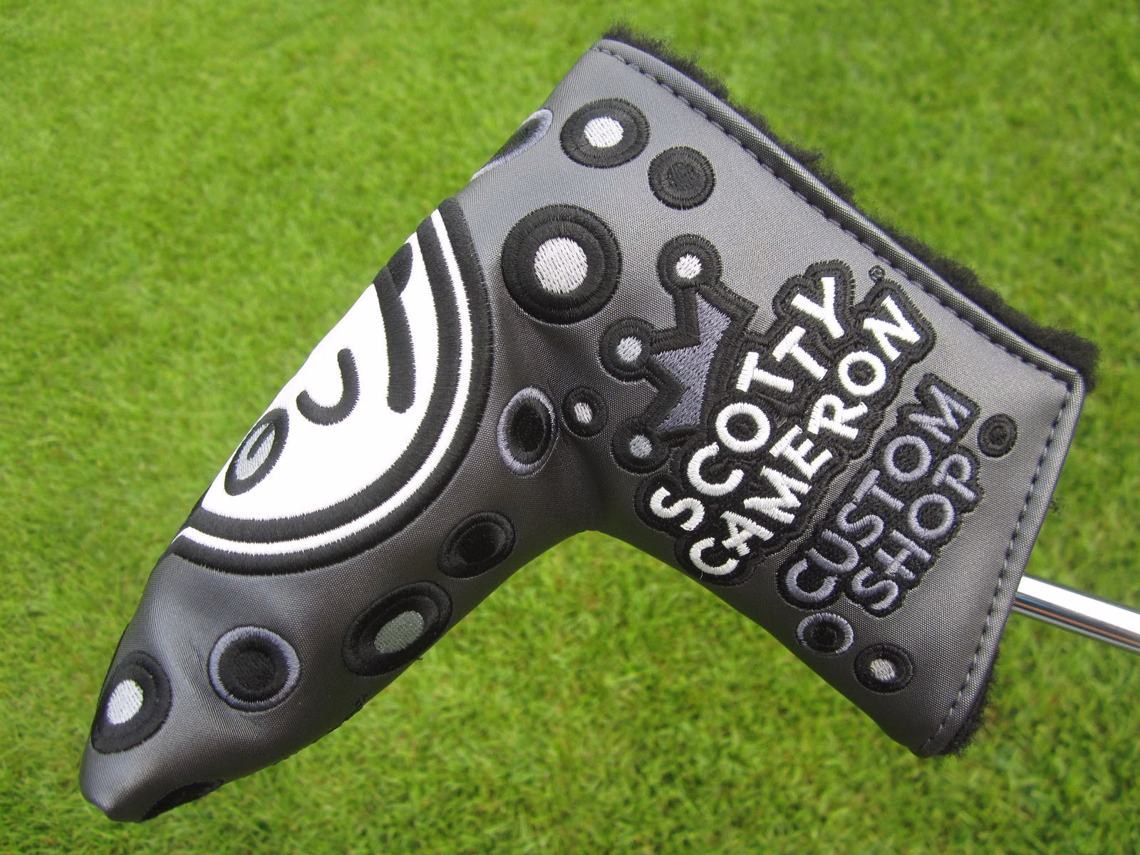Scotty Cameron Custom Oreo / Dot Bomb Headcover (Black & White Edition) Scotty Cameron Custom Oreo / Dot Bomb Headcover (Black & White Edition)