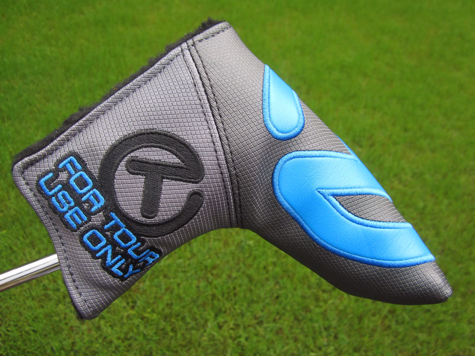 scotty-cameron-tour-only-grey-and-blue-industrial-circle-t-blade-putter-headcover-59.jpg